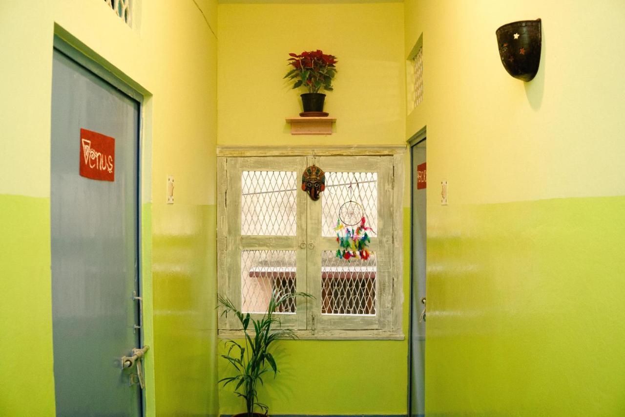 Good Vibes Hostel Варанаси Екстериор снимка